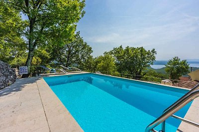 Villa mit Swimmingpool und Sonnenterrasse mit