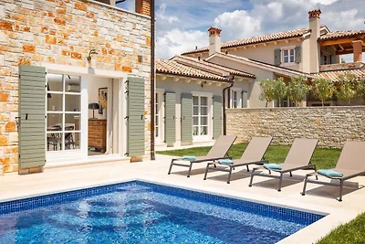 Villa mit Pool und Garten