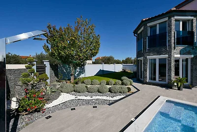 Villa mit Pool und Klimaanlage