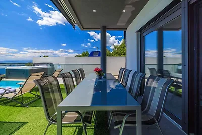 Ferienhaus mit Pool und Meerblick