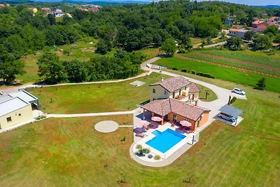 Villa mit Pool und WLAN