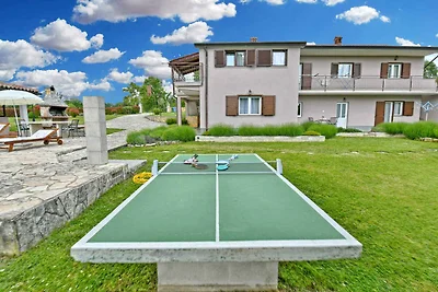 Villa mit Swimmingpool, Spielplatz und