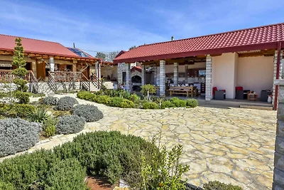 Ferienhaus mit Pool und Grill