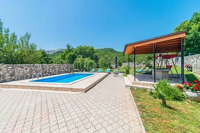 Villa mit Pool und Garten