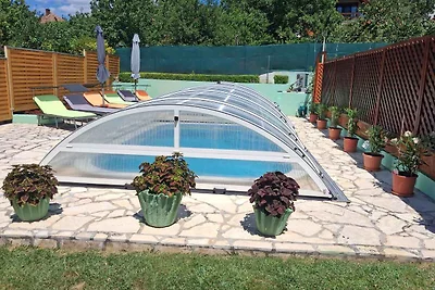 Ferienhaus mit Terrasse, Pool und Klimaanlage