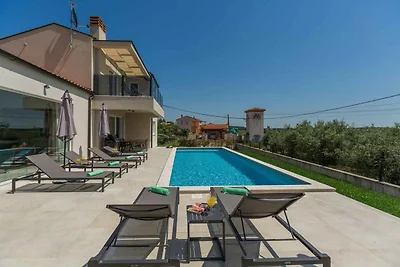 Villa mit Pool, Meerblick