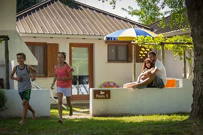 Bungalow Fitnessraum und Tennisplatz