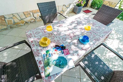 Ferienhaus mit Garten und Klimaanlage