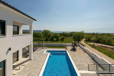 Luxusvilla mit Pool und Strandnähe im ruhigen
