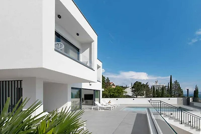 Villa mit Swimmingpool und Meerblick