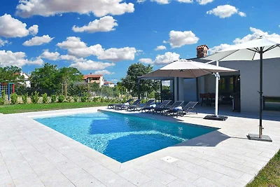 Villa mit Swimmingpool und grossem Garten