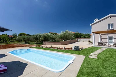 Villa mit Pool und Garten