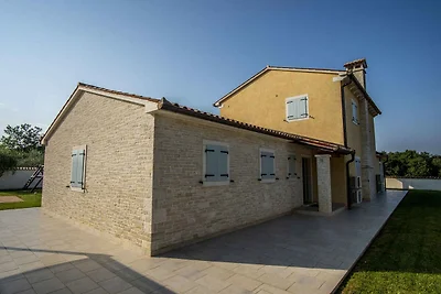 Villa mit Swimmingpool, Tischtennis und