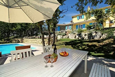 Ferienhaus mit Terrasse und Pool