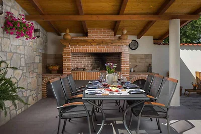 Ferienhaus mit Pool und Grill