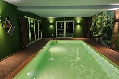 Ferienhaus mit Garten und eigenem Schwimmbad