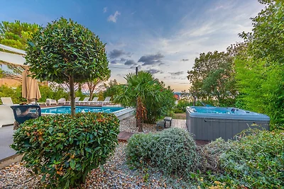 Villa mit Pool und Whirlpool