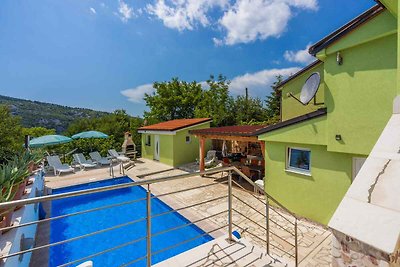 Ferienhaus mit Pool und Grill im Grünen