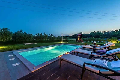 Villa mit Pool und Klimaanlage