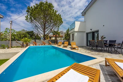 Ferienhaus mit Pool und Klimaanlage