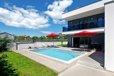 Villa mit Swimmingpool und Kinderspielplatz