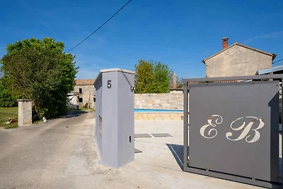 Villa mit Swimmingpool und grosser Terrasse