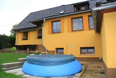Ferienhaus mit Kamin und Garten