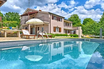 Villa mit Swimmingpool, Spielplatz und