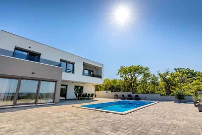 Villa mit Schwimmbad im ruhigen Dorf Smrika