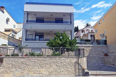 Ferienhaus mit Pool und Meerblick