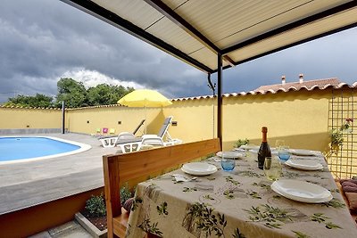 Villa mit Pool und Taverne