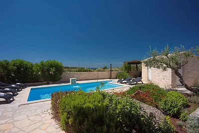 Villa mit Pool und finnischer Sauna