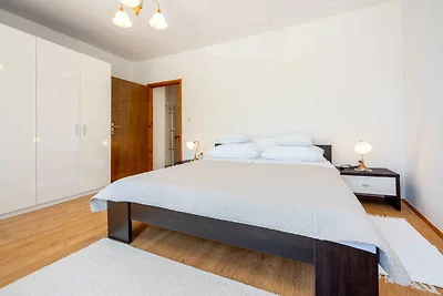 Villa mit Swimmingpool und grosser