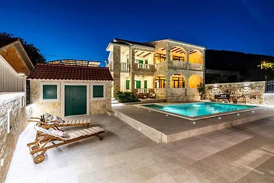 Traditionelle dalmatinische Steinvilla mit Po