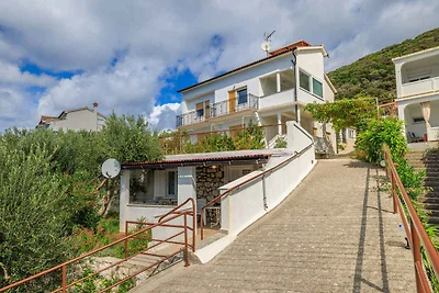 Erholsames Ferienhaus Josip R in Supetarska