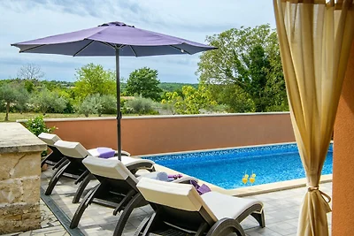 Villa mit Pool und Klimaanlage