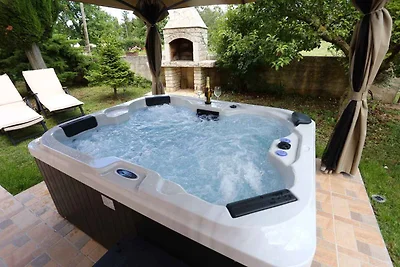 Ferienwohnung mit Terrasse und Whirlpool im