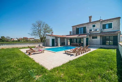 Villa mit Pool und Garten