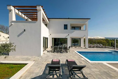 Luxusvilla mit Pool und Strandnähe im ruhigen