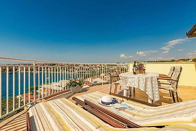 Ferienwohnung mit Pool und Meerblick