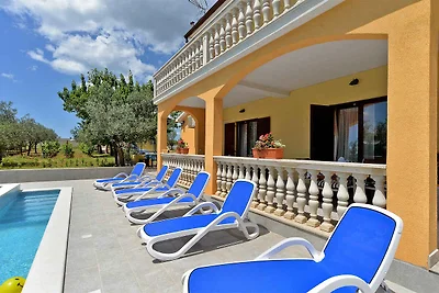 Villa mit Swimmingpool und Sonnenterrasse