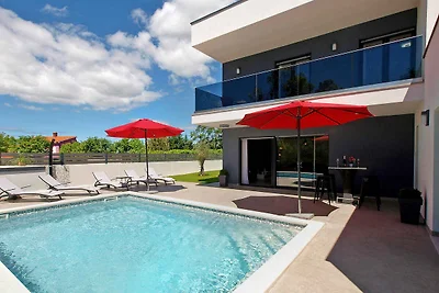 Villa mit Swimmingpool und Kinderspielplatz