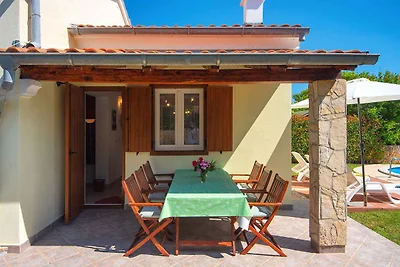 Villa mit Pool in Strandnähe
