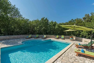 Villa mit Gemeinschaftspool und Garten