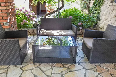 Komfortable Ferienwohnung Nikolina J mit Meer