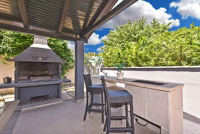 Villa mit Swimmingpool, Kinderspielplatz und