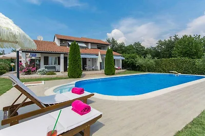Villa mit Pool und Klimaanlage