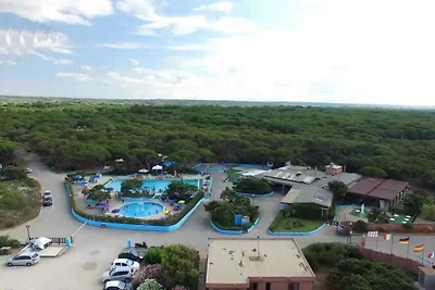 Mobilehome mit Klimaanlage und halb überdacht