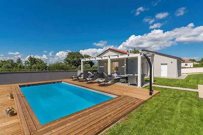 Villa mit Aussenpool