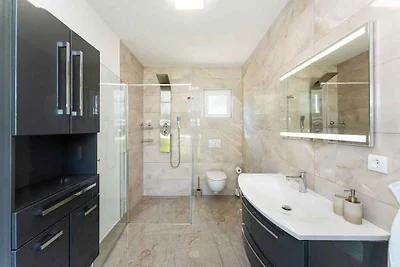 Ferienhaus mit Pool und Tennisplatz